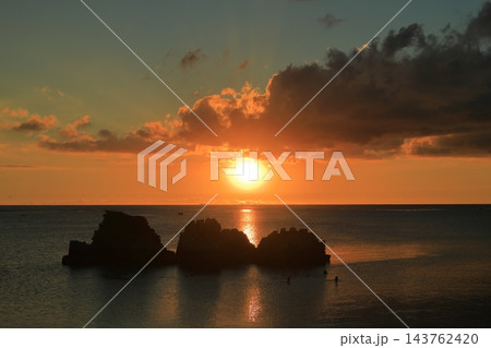 沖縄アラハビーチを照らす大きな夕日の眺め 沖縄アラハビーチを照らす大きな夕日の眺め 143762420