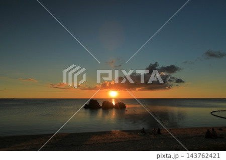 夕焼けに染まりつつある沖縄アラハビーチの風景 夕焼けに染まりつつある沖縄アラハビーチの風景 143762421