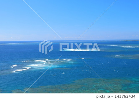 白波が創り出す沖縄果報バンタの美しい海の景色 白波が創り出す沖縄果報バンタの美しい海の景色 143762434