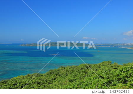 沖縄果報バンタから眺めた浜比嘉島の景色 沖縄果報バンタから眺めた浜比嘉島の景色 143762435