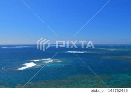 沖縄果報バンタから望む白波が描く美しい海景 143762436
