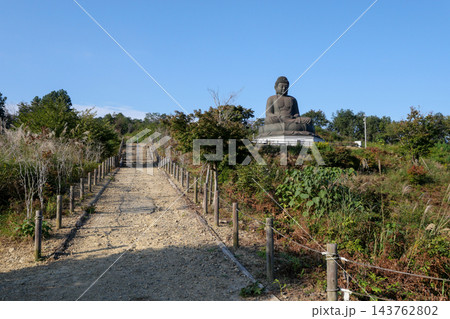 東京都 秋 日の出町 鹿野大仏 参道 東京都 秋 日の出町 鹿野大仏 参道 143762802