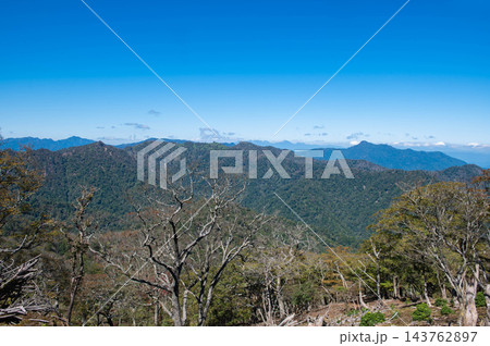 大崩山の登山道から望む祖母傾山系 143762897
