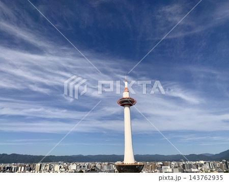 京都タワーと秋の空 143762935