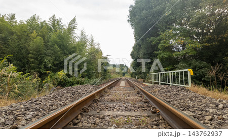埼玉県小川町・JR八高線の緑に囲まれた単線の線路 143762937