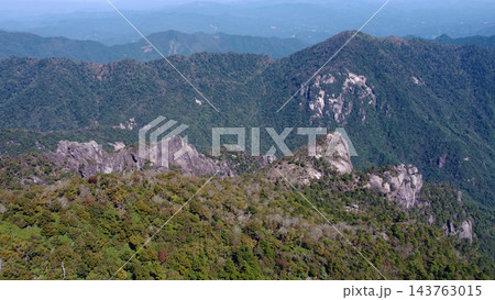 大崩山山頂の上空から望む中湧塚と小積ダキ 143763015