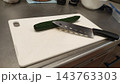 キッチンで野菜を切る準備をする調理器具ときゅうり 143763303