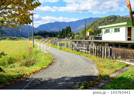 秋田内陸線 秋 松葉駅ホームとソバ畑 秋田内陸線 秋 松葉駅ホームとソバ畑 143763441