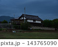 夕暮れの農村に佇む伝統的な日本家屋と畑 143765090