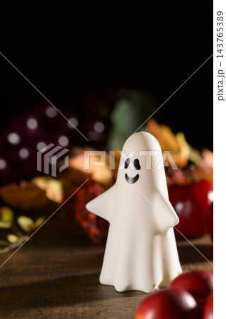 オバケと収穫物のハロウィンイメージ オバケと収穫物のハロウィンイメージ 143765389