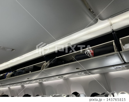 飛行機客室内の手荷物収納棚、開いたオーバーヘッドビン 飛行機客室内の手荷物収納棚、開いたオーバーヘッドビン 143765815