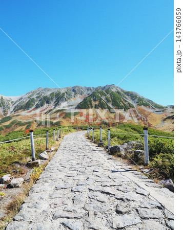 富山県 遊歩道から見る秋色の立山連峰 10月 富山県 遊歩道から見る秋色の立山連峰 10月 143766059