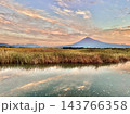 富士川から見る朝焼けと富士山 143766358