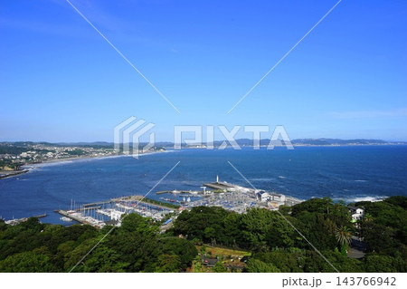 空の青と海の青に抱かれた、江の島ヨットハーバーと湘南灯台 8月藤沢32 空の青と海の青に抱かれた、江の島ヨットハーバーと湘南灯台 8月藤沢32 143766942