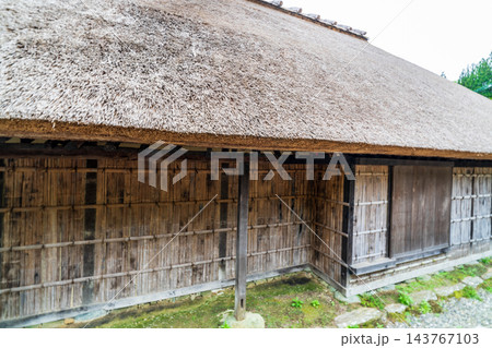 【重要伝統的建造物群保存地区】東祖谷山村落合　初夏の風景　長岡家住宅の屋根と壁　徳島県三好市 143767103