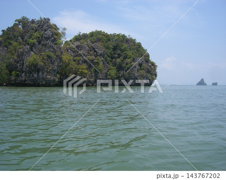 タイ・パンガー湾に浮かぶ緑に覆われた岩島と青空 タイ・パンガー湾に浮かぶ緑に覆われた岩島と青空 143767202