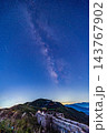 天の川と美しい黄梅山の星景 143767902