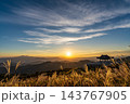 黄梅山から見る城郭と夕日 143767905