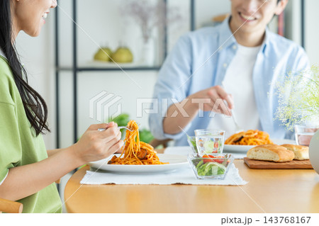家でパスタを食べる若い夫婦 家でパスタを食べる若い夫婦 143768167