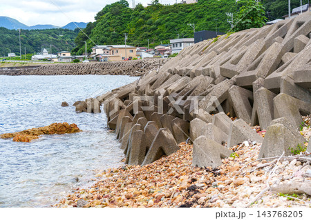 青森県深浦町の日本海沿岸に設置された消波ブロック 冬の荒波や高波から海岸と集落を守る防災インフラ 青森県深浦町の日本海沿岸に設置された消波ブロック 冬の荒波や高波から海岸と集落を守る防災インフラ 143768205