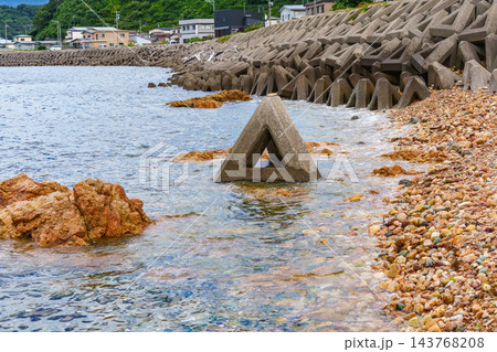 青森県深浦町の日本海沿岸に設置された消波ブロック 冬の荒波や高波から海岸と集落を守る防災インフラ 青森県深浦町の日本海沿岸に設置された消波ブロック 冬の荒波や高波から海岸と集落を守る防災インフラ 143768208