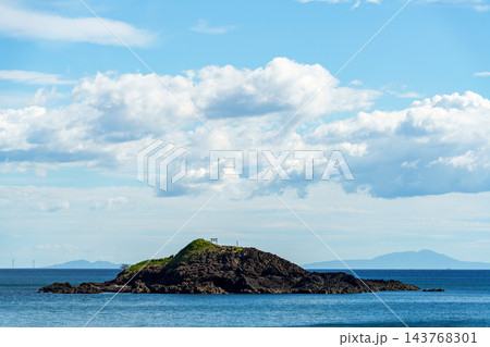 秋田県八峰町の日本海に浮かぶ雄島 青空と夏雲が広がる海岸の自然風景 143768301