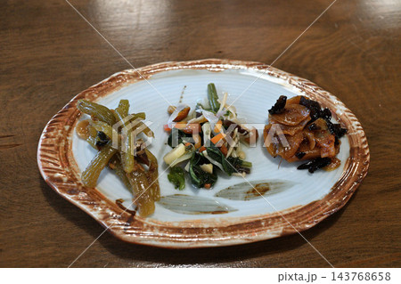 和食店で提供された三種類の野菜のおつまみ盛り合わせ 143768658