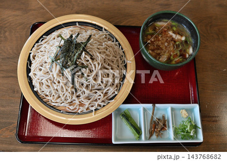 具材入りのつけ汁を添えたざるそばの和定食 143768682