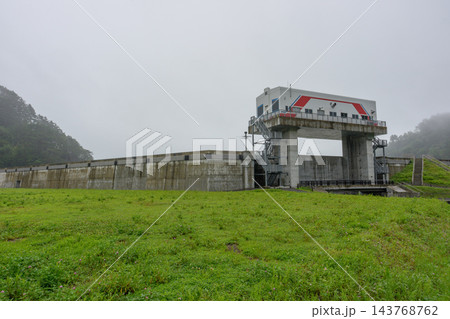 岩手県田野畑村の平井賀水門 東日本大震災の被災地に整備された津波から地域を守る防災インフラ 岩手県田野畑村の平井賀水門 東日本大震災の被災地に整備された津波から地域を守る防災インフラ 143768762