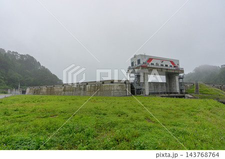 岩手県田野畑村の平井賀水門 東日本大震災の被災地に整備された津波から地域を守る防災インフラ 岩手県田野畑村の平井賀水門 東日本大震災の被災地に整備された津波から地域を守る防災インフラ 143768764