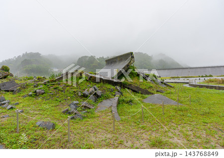 岩手県田野畑村の震災遺構・明戸海岸防潮堤 東日本大震災の津波で破壊された防潮堤の被災状況 143768849