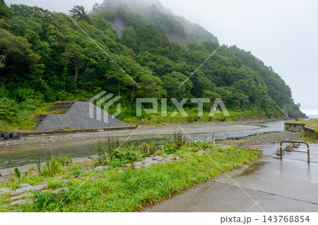 岩手県田野畑村の震災遺構・明戸海岸防潮堤 東日本大震災の津波で破壊された防潮堤の被災状況 岩手県田野畑村の震災遺構・明戸海岸防潮堤 東日本大震災の津波で破壊された防潮堤の被災状況 143768854