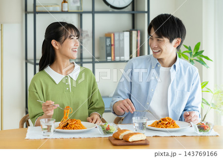 家でパスタを食べる若い夫婦 家でパスタを食べる若い夫婦 143769166