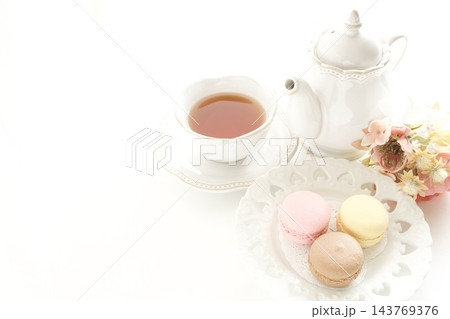 色とりどりのマカロンと紅茶 色とりどりのマカロンと紅茶 143769376