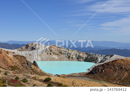 草津白根山湯釜展望台からの眺め 143769412