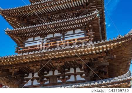奈良県奈良市　薬師寺の東塔　クローズアップ 143769780