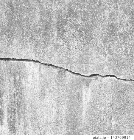 横に太いひび割れが入った明るい灰色のコンクリート壁の正方形の背景画像a 143769914