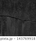 横に太いひび割れが入った消炭色のコンクリート壁の正方形の背景画像a 143769918