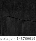 横に太いひび割れが入った黒灰色のコンクリート壁の正方形の背景画像a 143769919