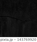 横に太いひび割れが入った暗い黒灰色のコンクリート壁の正方形の背景画像a 143769920