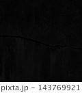 横に太いひび割れが入った黒色のコンクリート壁の正方形の背景画像a 143769921