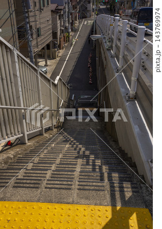 歩道橋の階段と上下を走る道路 143769974