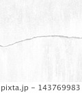 横に太いひび割れが入った明るい白灰色のコンクリート壁の正方形の背景画像b 143769983
