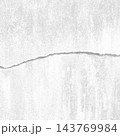 横に太いひび割れが入った白灰色のコンクリート壁の正方形の背景画像b 143769984