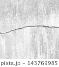 横に太いひび割れが入った暗い白灰色のコンクリート壁の正方形の背景画像b 143769985