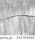 横に太いひび割れが入った明るい灰色のコンクリート壁の正方形の背景画像b 143769986