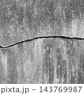 横に太いひび割れが入った灰色のコンクリート壁の正方形の背景画像b 143769987
