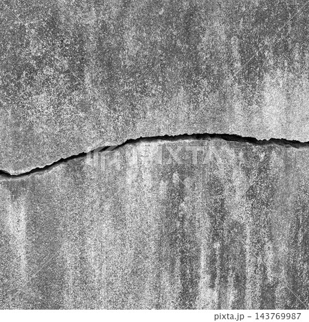 横に太いひび割れが入った灰色のコンクリート壁の正方形の背景画像b 横に太いひび割れが入った灰色のコンクリート壁の正方形の背景画像b 143769987