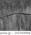 横に太いひび割れが入った暗い灰色のコンクリート壁の正方形の背景画像b 143769988