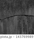 横に太いひび割れが入った明るい消炭色のコンクリート壁の正方形の背景画像b 143769989